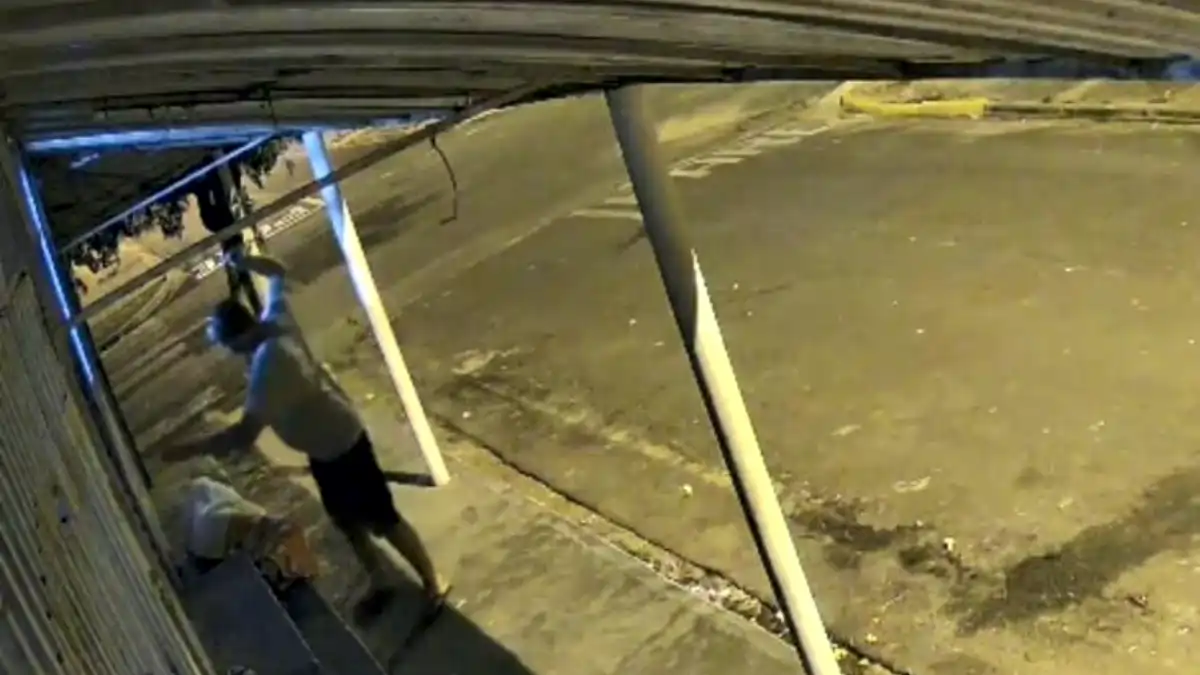 Vídeo: homem dorme em frente a bar e acaba morto