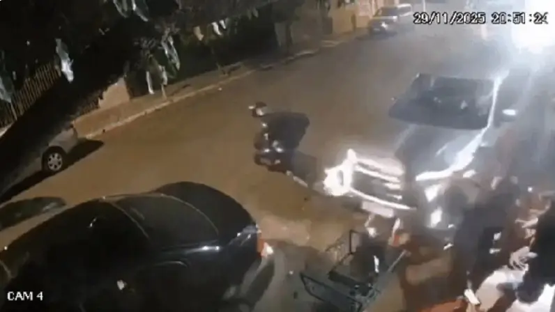 Câmera flagra motorista que invade calçada e atropela mãe e filha de 3 anos; assista