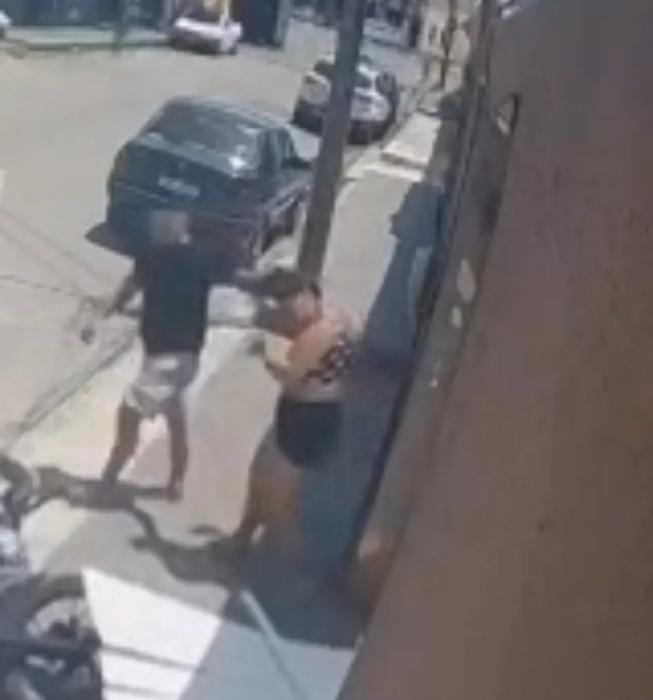 mulher é arrastada pelos cabelos pelo ex-companheiro