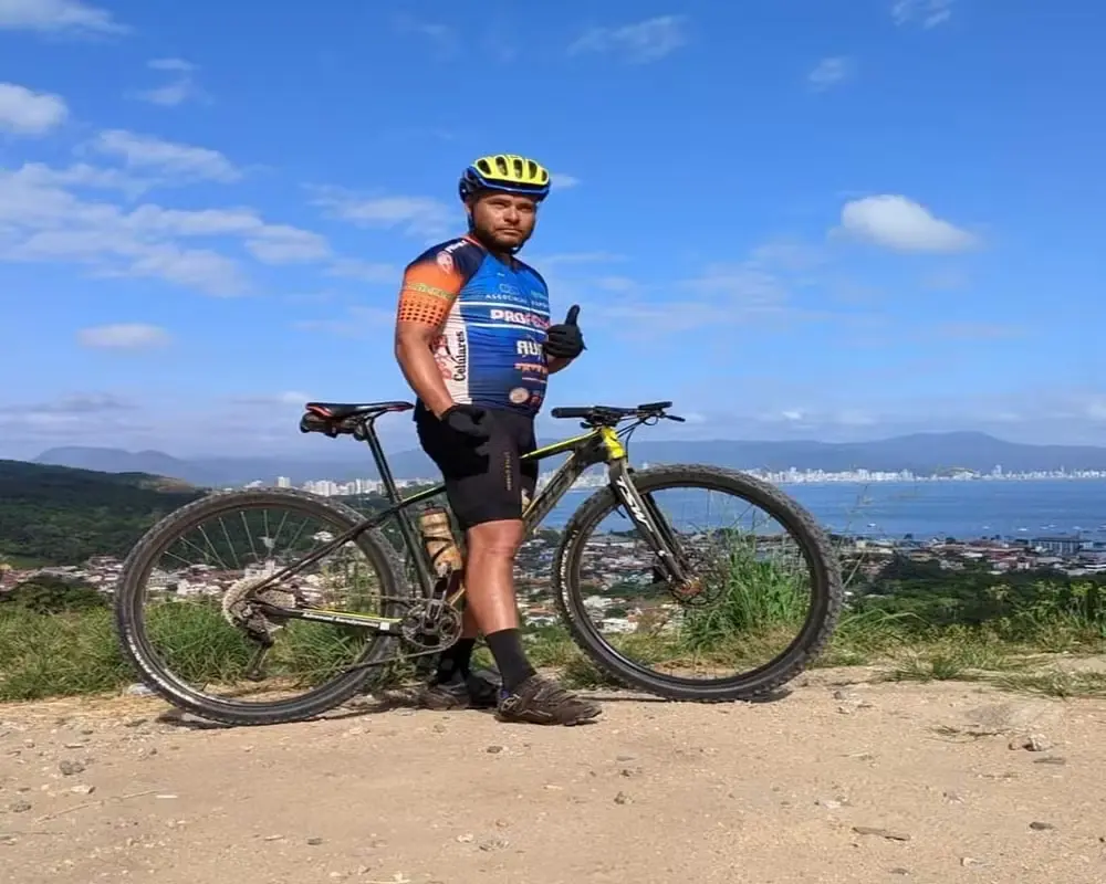 Ciclista desaparece em prova e é achado morto em valeta