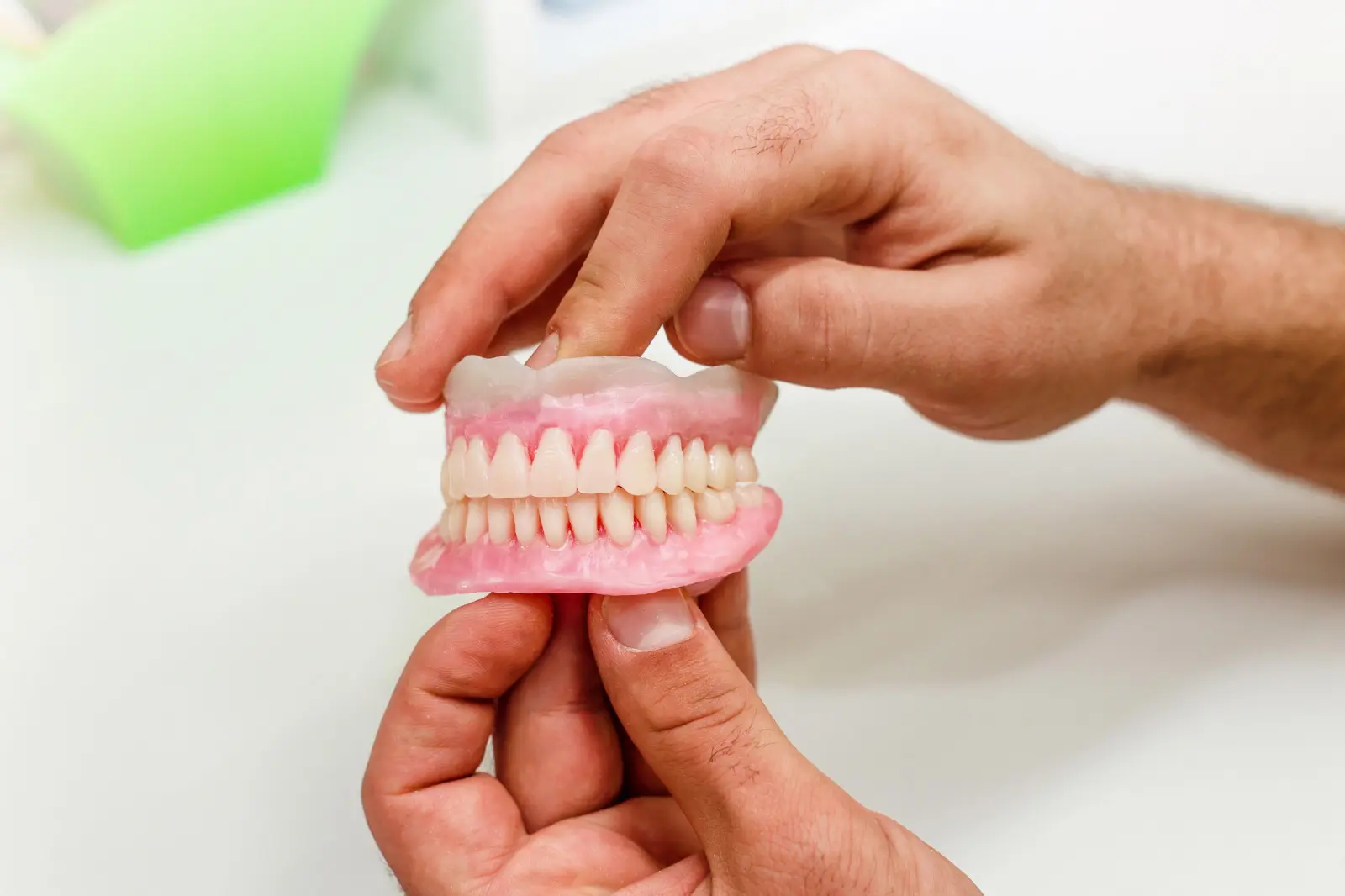 Noite quente! Cliente esquece par de dentaduras em motel