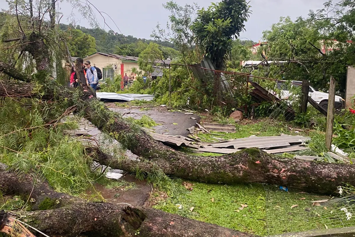 Ciclone arranca casa inteira e deixa só o piso em SC
