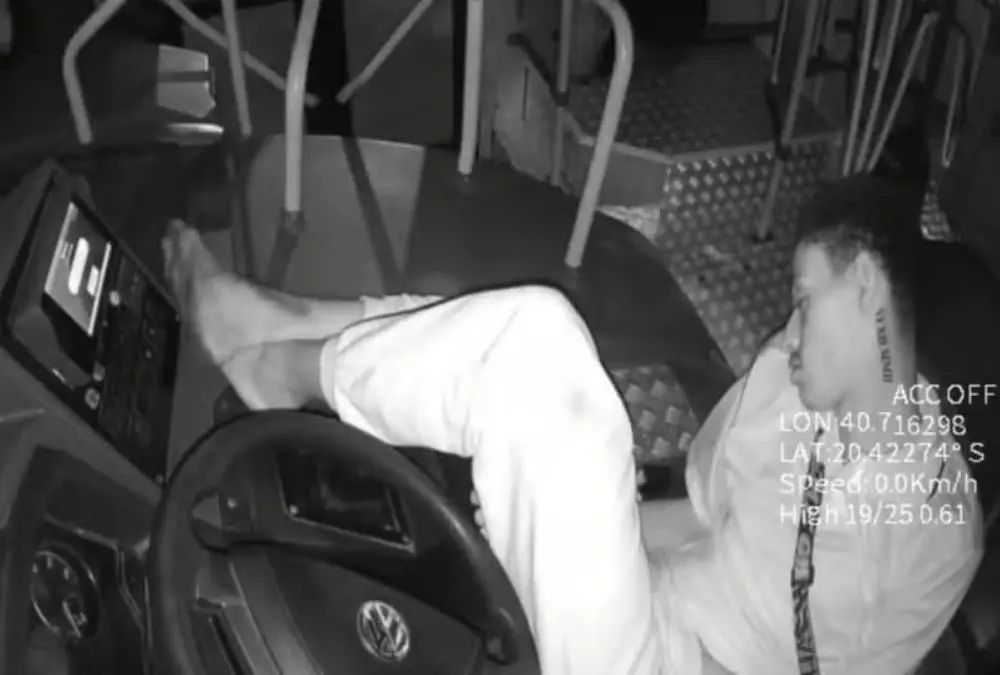 Jovem de 22 anos furta ônibus e é preso ao parar para descansar depois de dirigir 83 km