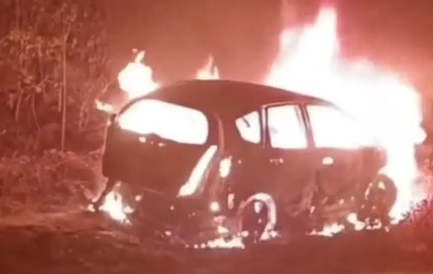 Vídeo: corpo carbonizado é encontrado no porta-malas de carro incendiado