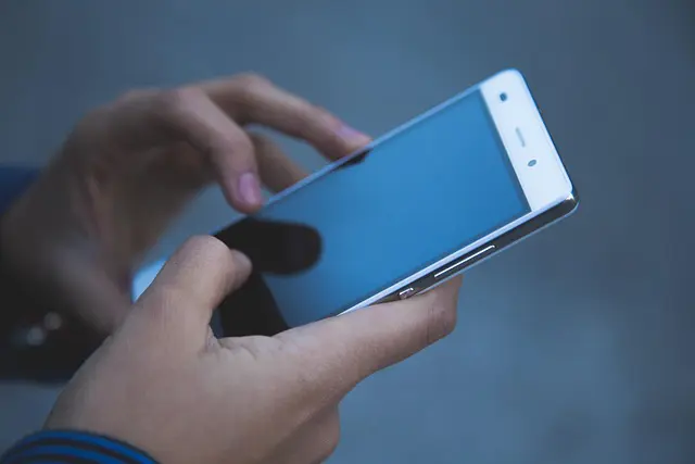 Professor faz vídeo íntimo e devolve celular para os alunos; assista