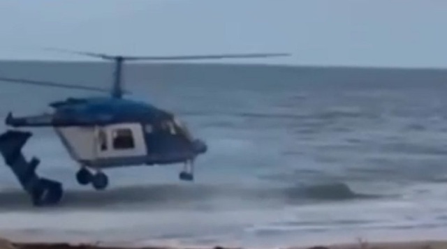 Aeronave russa modelo Ka-226 explodiu ao atingir uma casa desocupada; outras três pessoas ficaram feridas. Reprodução/redes sociais