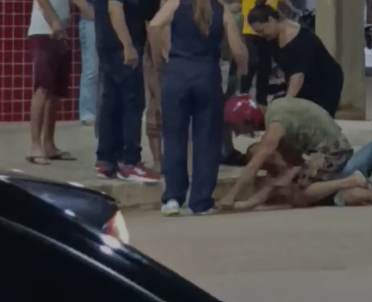 Vídeo: pai imobiliza criminoso que assediou sua filha em praça pública