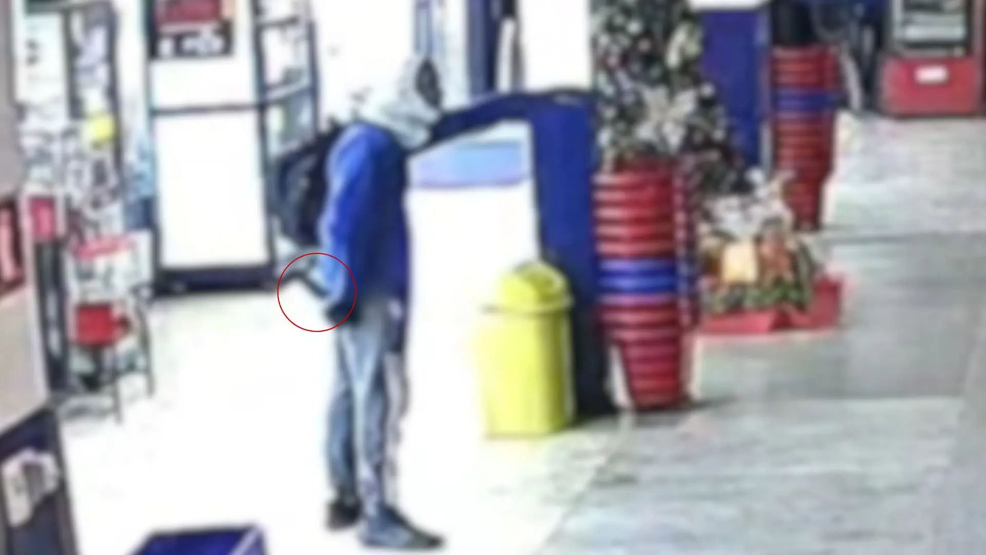 Homem encapuzado ameaça clientes e funcionários com facão em supermercado || Reprodução: Mídia Max