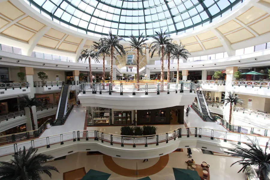 Clientes se abrigam dentro das lojas após tiros provocarem pânico no Shopping Iguatemi, em Campinas; PM investiga tentativa de assalto a joalheria. Foto: Divulgação.