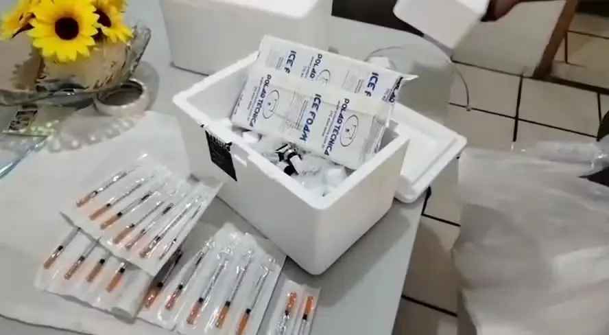 De acordo com a Polícia Civil, agentes receberam a informação de que Maria Vanda comercializava e aplicava clandestinamente doses do remédio na residência dela — Foto: Reprodução
