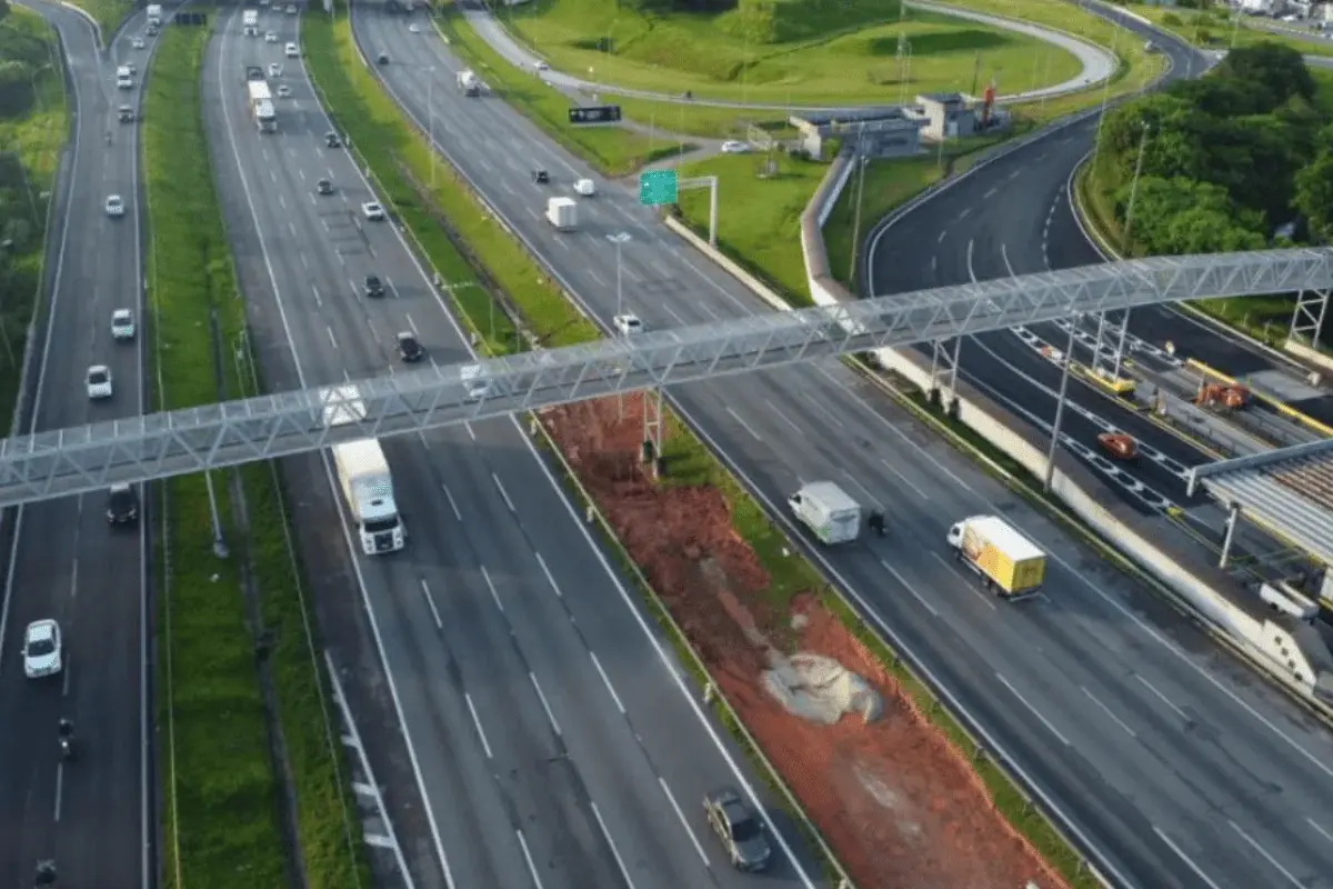 Homem é arremessado de viaduto e atropelado em seguida; polícia trata caso como homicídio