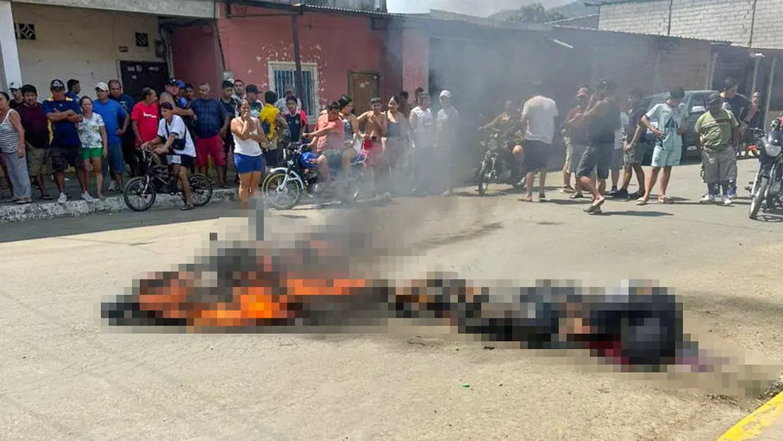 Assassinos de aluguel são queimados vivos por moradores (Foto: Reprodução/Redes sociais)