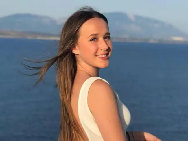 Maria José Ardila, de 22 anos, morreu após participar de desafio de bebedeira em bar de Calí; a competição envolvia seis etapas de consumo rápido de álcool. Foto: Reprodução / Redes sociais.