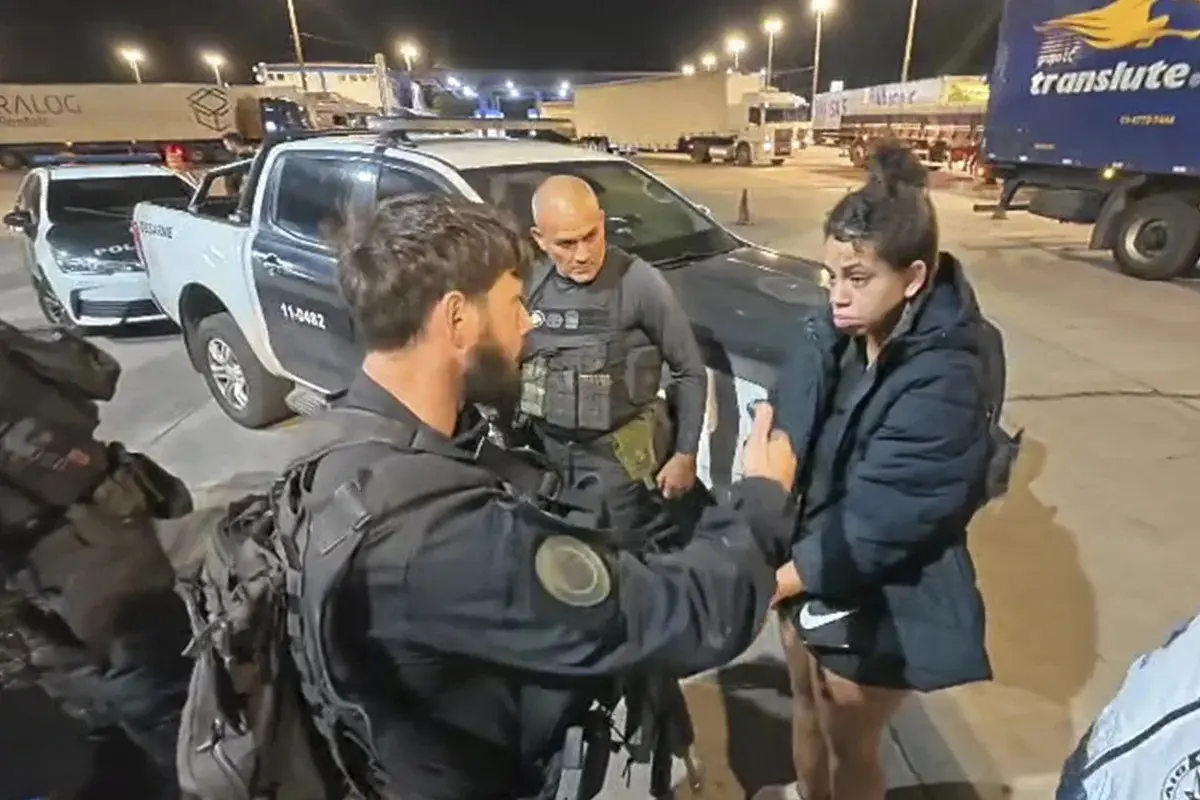 Mulher é presa por transportar arsenal de guerra para o CV