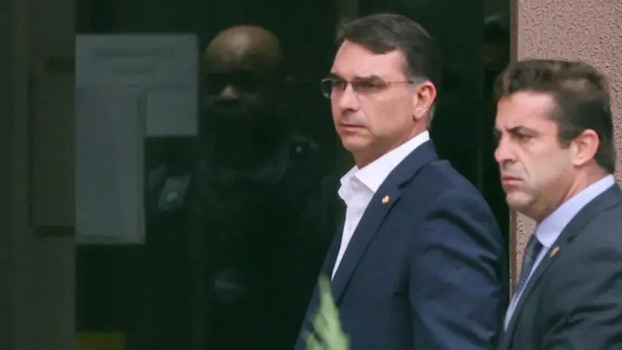Filhos de Bolsonaro chegam à Superintendência da PF para visitar o pai; veja vídeo