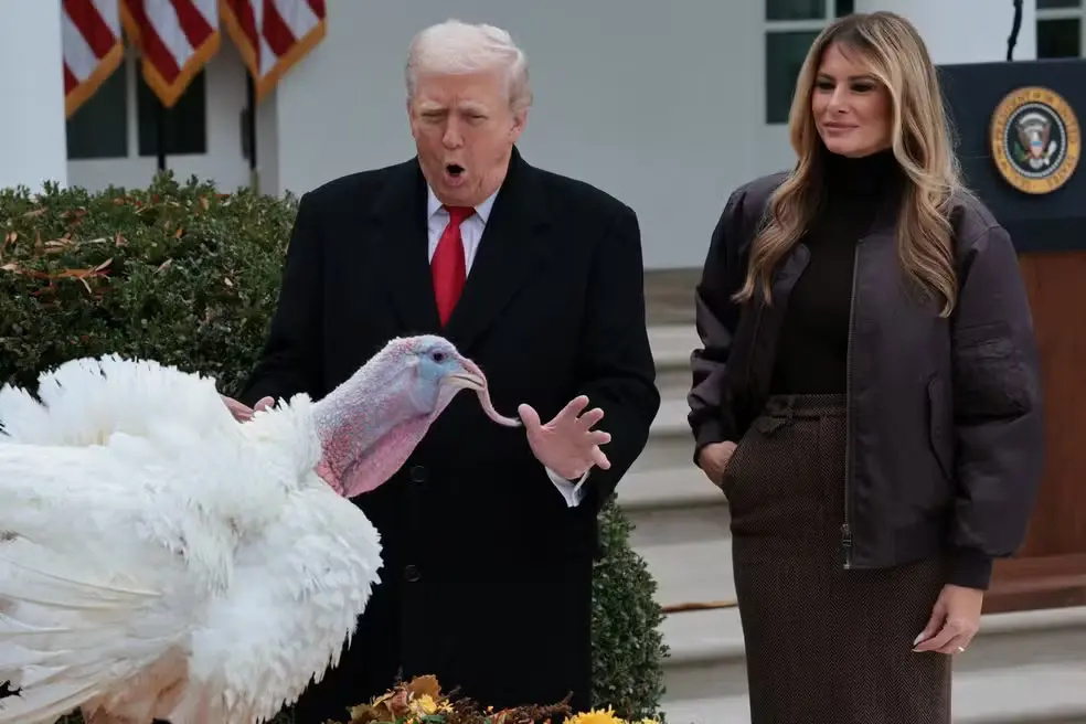 Trump imitou o som do peru e anunciou o perdão de “Gobble” e “Waddle” durante a cerimônia anual na Casa Branca. Foto: Jonathan Ernst.