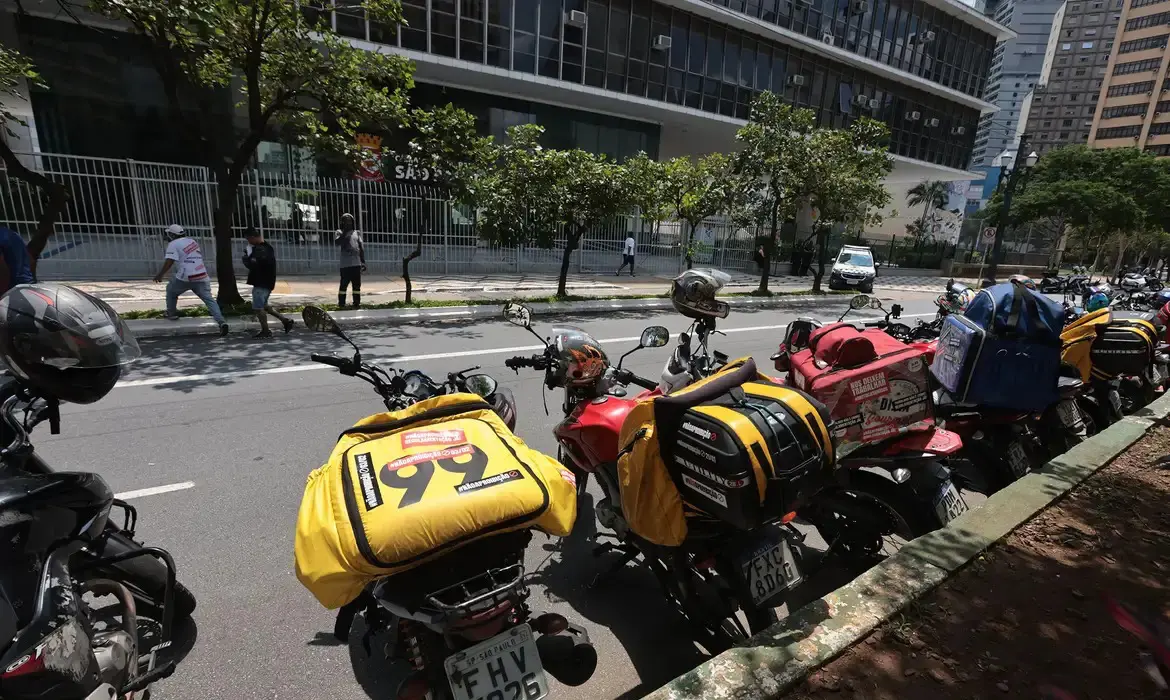 Mototáxi circula em São Paulo antes da proibição municipal de 2009; prefeitura tenta reverter decisão que libera serviço por app e alerta para risco de mais acidentes. Foto: Agência Brasil.
