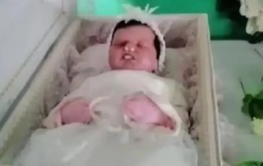 Boneca vestida como bebê usada no funeral falso em 2023. Foto: Reprodução / Redes sociais.