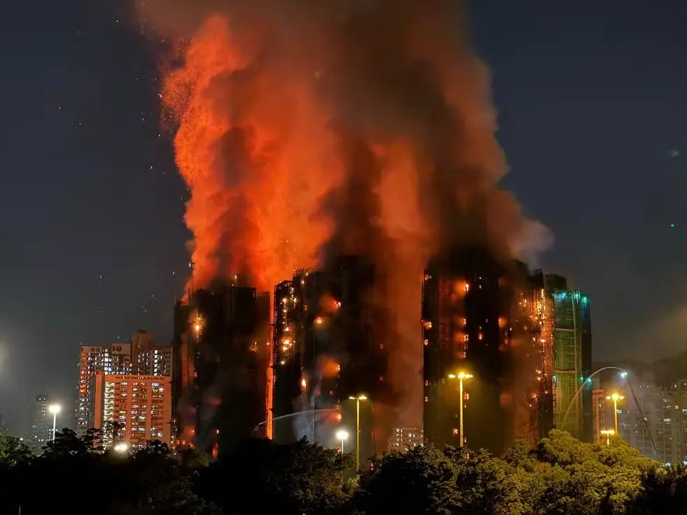 Bombeiros trabalham no resgate após o incêndio que destruiu parte de um complexo de arranha-céus em Hong Kong e deixou ao menos 83 mortos.. Foto: Reprodução.