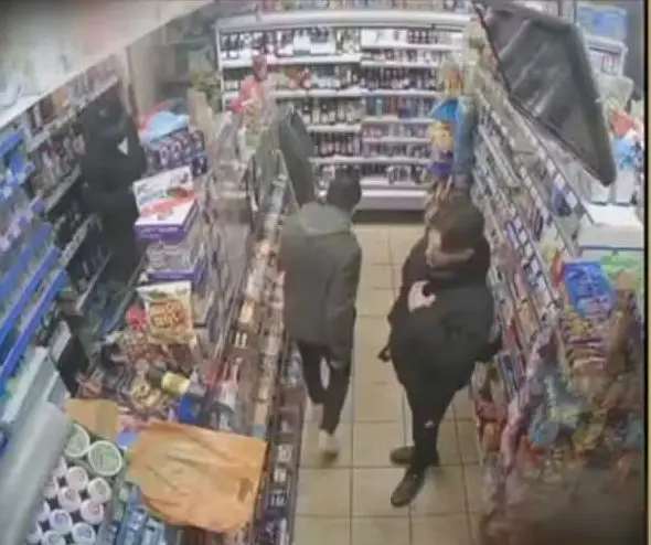 Jovem de 21 anos reencontra o pai por acaso em minimercado de Londres após duas décadas de buscas. Foto: Reprodução / TV Globo.