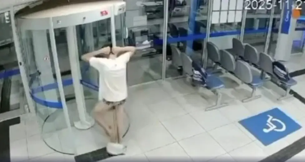 Homem de 20 anos foi encontrado escondido dentro da agência após ficar preso na porta giratória; caixa eletrônico estava danificado. Foto: Divulgação.