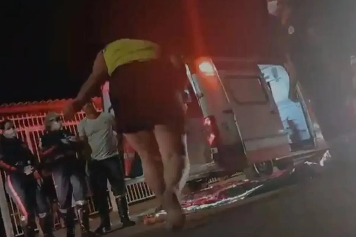 Homem é assassinado ao tentar proteger mulher; vídeo mostra desespero de familiares