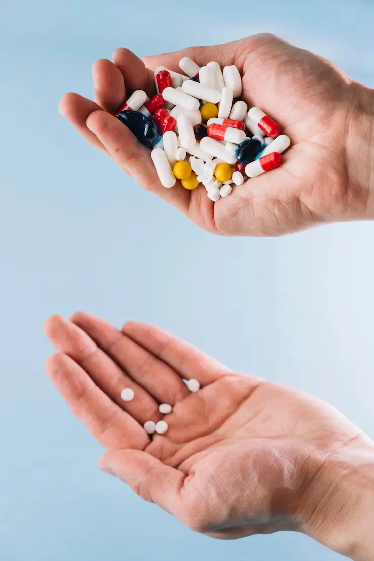 Analgésicos, anti-inflamatórios e antibióticos estão entre os medicamentos mais consumidos sem prescrição no Brasil, segundo especialistas Foto: Freepik.