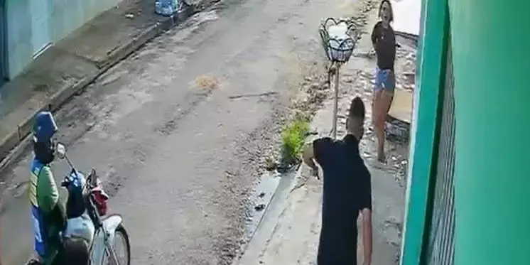 Mulher é atacada com socos e pedradas na porta de casa; motivação é um mistério