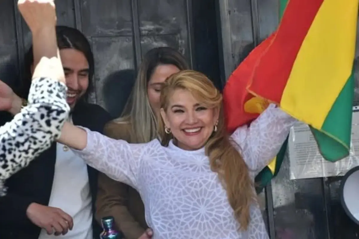 Jeanine Áñez deixou a prisão em La Paz erguendo a bandeira boliviana após quase cinco anos detida. Foto: Divulgação.