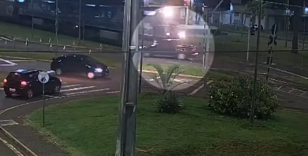 Caminhonete foi arrastada após tentar atravessar a ferrovia; motorista deixou o local sem o veículo. Foto: PMPR.