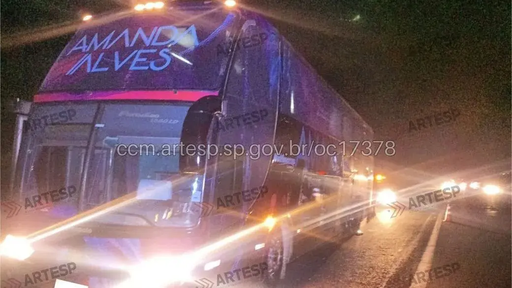 Acidente com ônibus de cantora sertaneja deixa 23 feridos