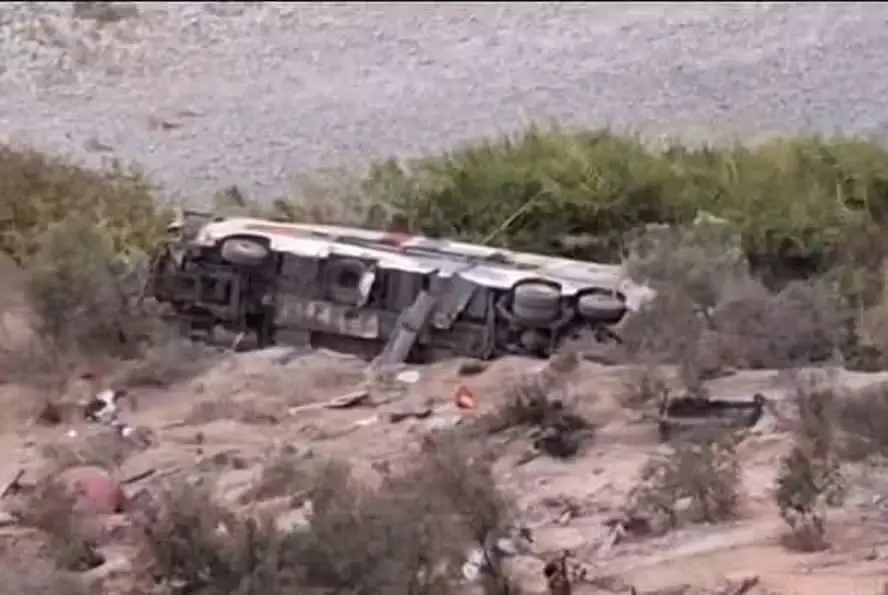 Equipes de resgate trabalham no local onde ônibus caiu em barranco na região de Arequipa, no Peru. Foto: Divulgação.