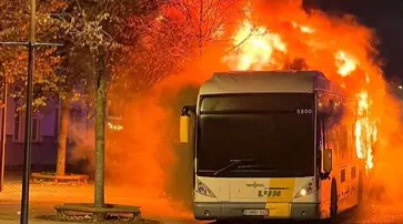 Confronto entre torcidas da Espanha e da Polônia termina em ônibus em chamas; imagens fortes