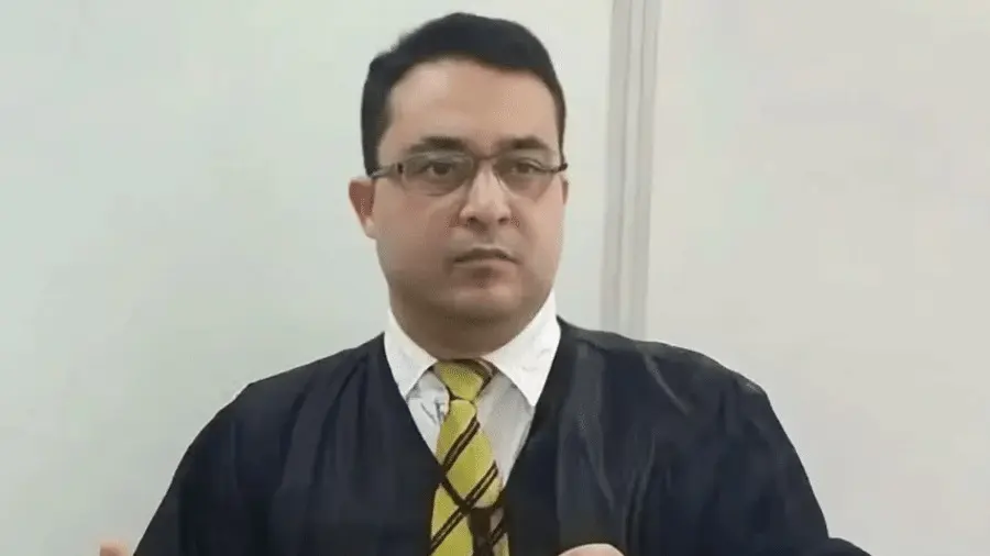 Juiz é baleado pela esposa dentro de casa e grava vídeo pedindo socorro