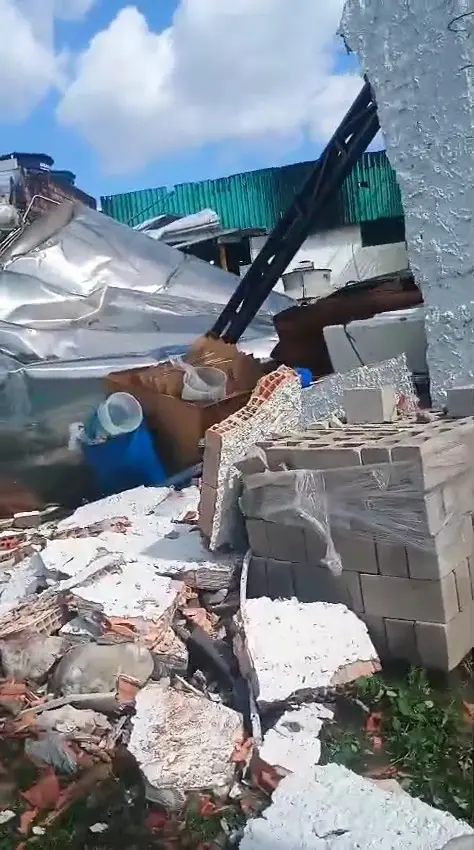 Estrutura metálica de caixa d’água desabou e destruiu parte da fábrica de vinagre no bairro Compensa, em Manaus. Foto: Divulgação.
