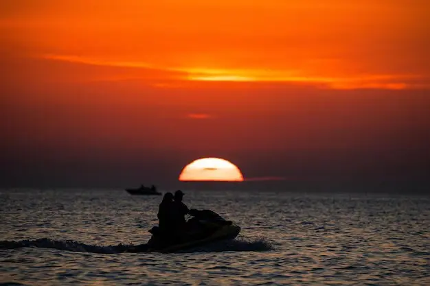 Após cenas quentes em jet ski, casal vira alvo do Ministério Público  (Foto: Reprodução/Freepik)