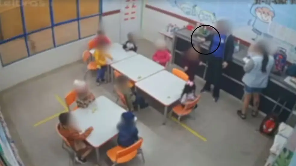 Câmera mostra funcionárias de creche puxando cabelo e empurrando criança em Nhandeara (SP) — Foto: Reprodução / Câmera de Segurança