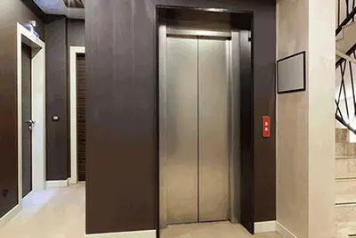 Morador deixa bilhete em elevador para vizinha após barulho de sexo na madrugada; veja foto