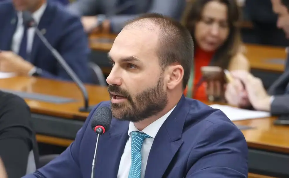 Eduardo Bolsonaro, tarifas dos EUA, governo brasileiro, Donald Trump, diplomacia, inflação nos Estados Unidos, Alexandre de Moraes, tarifa-Moraes, exportações brasileiras, política externa, comércio internacional, Casa Branca. Foto: Reprodução.