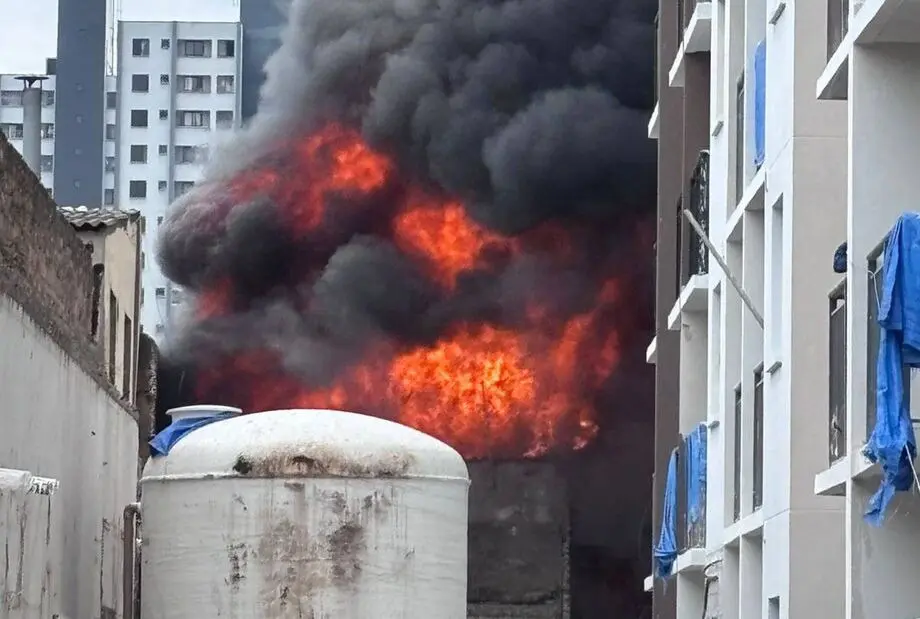 Incêndio de grandes proporções atinge galpão em São Paulo; veja vídeo
