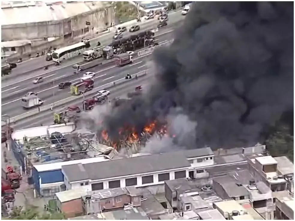 Incêndio de grandes proporções atinge galpão na Zona Norte de São Paulo