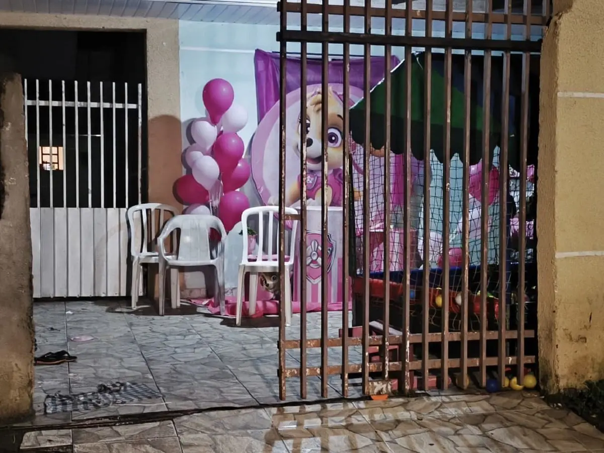 Atiradores invadem festa infantil e deixam quatro feridos; criança de 2 anos foi atingida na nuca