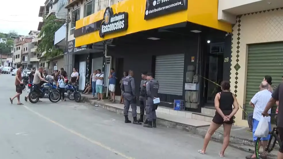 Pai morre e filho fica ferido em ataque a tiros dentro de distribuidora de bebidas em Vila Velha, Espírito Santo  (Foto: TV Gazeta)