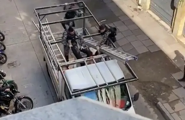 Calcinha rosa foi flagrada no momento da prisão do suspeito (Foto: Reprodução)