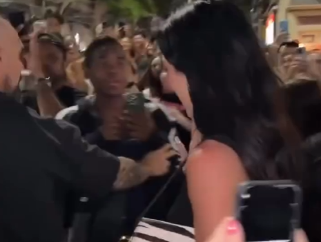 Dua Lipa precisou ser escoltada para deixar restaurante no Rio (Foto: Reprodução)