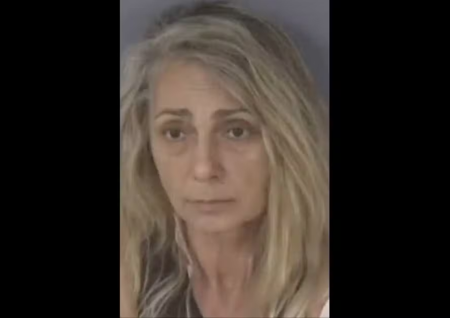 Mulher foi presa acusada de tentativa de homicídio contra a filha (Foto: Reprodução)