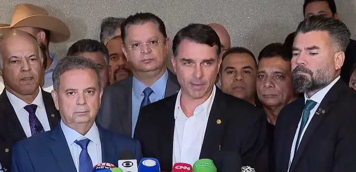 Bolsonaro pede por anistia e tem preocupação com comida na PF, diz Flávio