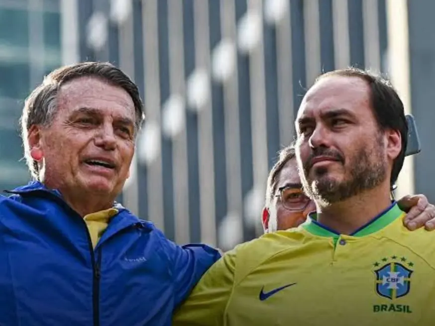 Carlos Bolsonaro critica denúncia de envolvimento do pai em trama golpista (Foto: Reprodução / Redes Sociais)