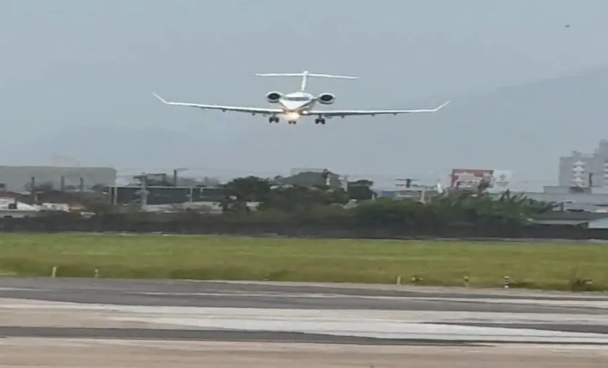 Avião de Luciano Hang pousa de lado diante de fortes ventos (Foto: Reprodução)