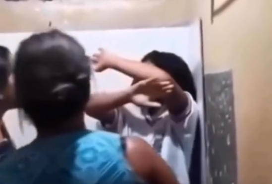 Menina apanhou da mãe e outra jovem após ser descoberta (Foto: Reprodução)